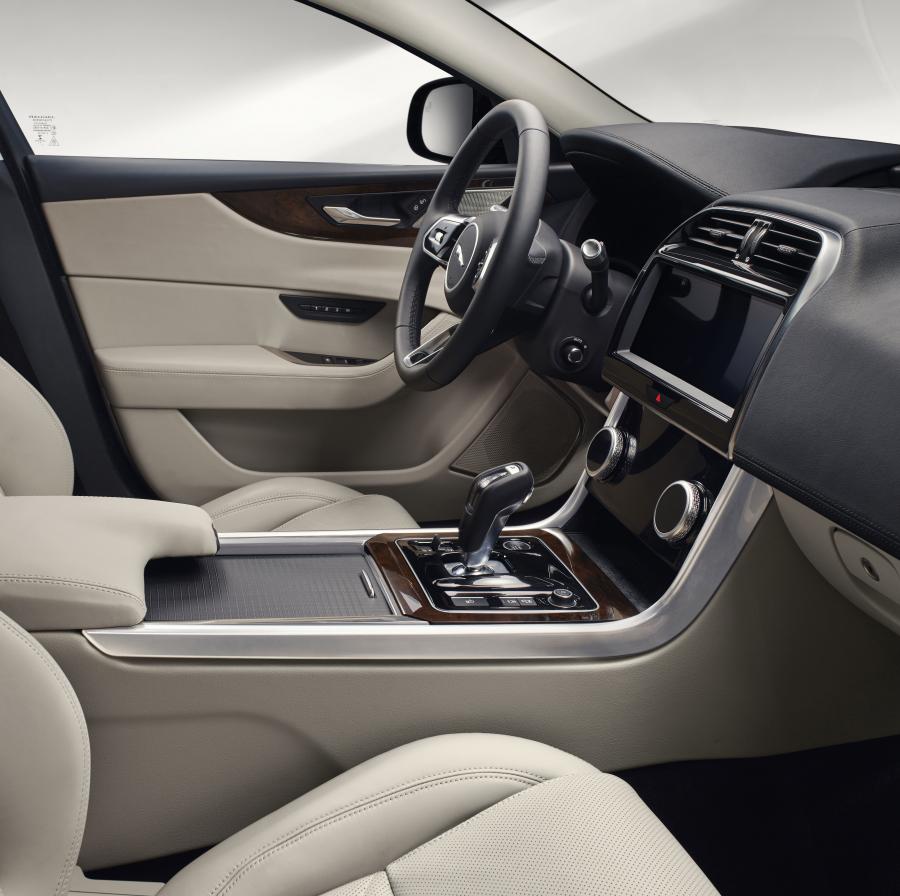 Интерьер Jaguar XE P300 R-Dynamic 2019 года  (WW) (фото 19 из 51)